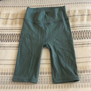 NWOT Align 8” Size 6 High rise bike short